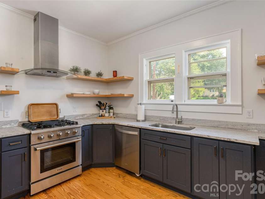 831 Oakland Street, Hendersonville, NC 28791.  MLS# CAR4391674, YatesRealty ID 29518. 