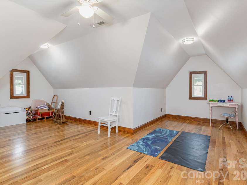 831 Oakland Street, Hendersonville, NC 28791.  MLS# CAR4391674, YatesRealty ID 29518. 