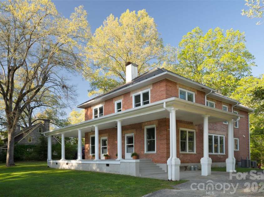 600 Main Street, Brevard, NC 28712.  MLS# CAR4368394, YatesRealty ID 29519. 