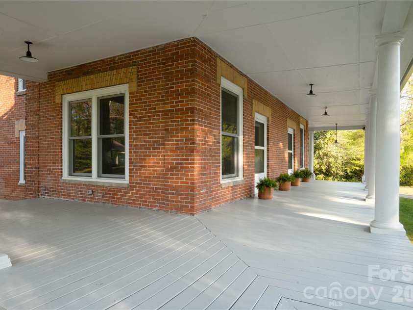 600 Main Street, Brevard, NC 28712.  MLS# CAR4368394, YatesRealty ID 29519. 