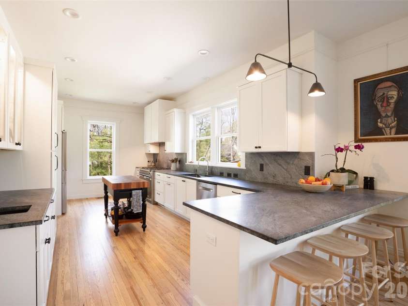 600 Main Street, Brevard, NC 28712.  MLS# CAR4368394, YatesRealty ID 29519. 