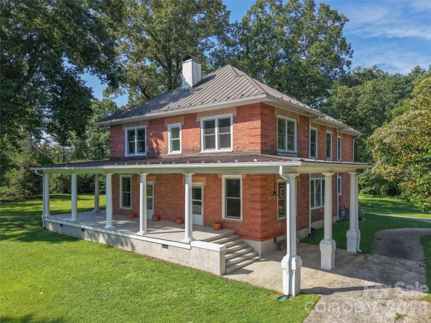 600 Main Street, Brevard, NC 28712.  MLS# CAR4368394, YatesRealty ID 29519. 