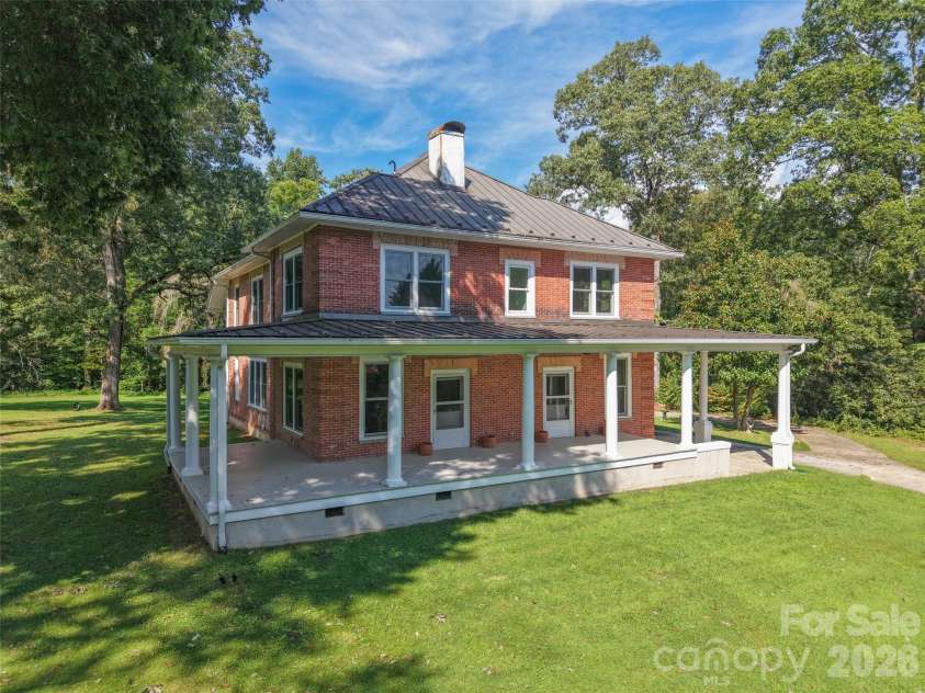 600 Main Street, Brevard, NC 28712.  MLS# CAR4368394, YatesRealty ID 29519. 