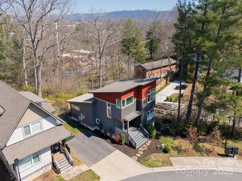7 Mauricet Lane, Asheville, NC 28806.  MLS# CAR4241872, YatesRealty ID 2952. 