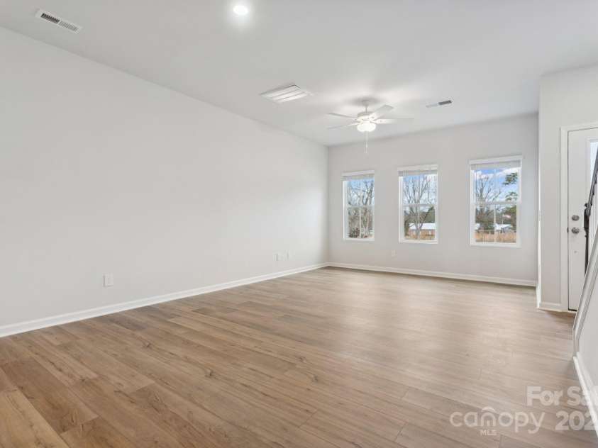 4742 Lakeview Road, Charlotte, NC 28216.  MLS# CAR4261326, YatesRealty ID 29520. Family Room