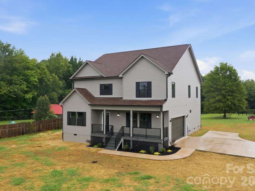 135 Elmwood Road, Statesville, NC 28625.  MLS# CAR4391548, YatesRealty ID 29521. 