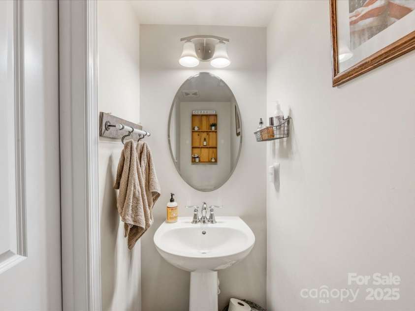 510 Park Meadows Drive, Matthews, NC 28104.  MLS# CAR4278498, YatesRealty ID 29524. 