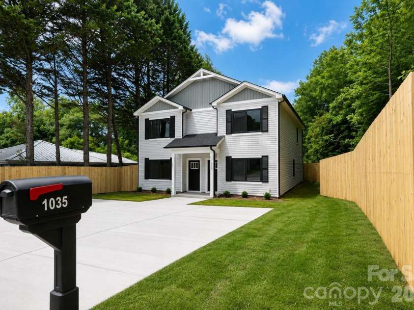 1033 19TH Street, Hickory, NC 28601.  MLS# CAR4389896, YatesRealty ID 29525. 