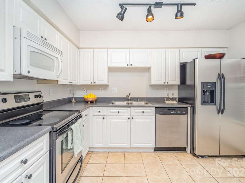 3630 Melrose Cottage Drive, Matthews, NC 28105.  MLS# CAR4278520, YatesRealty ID 29527. 