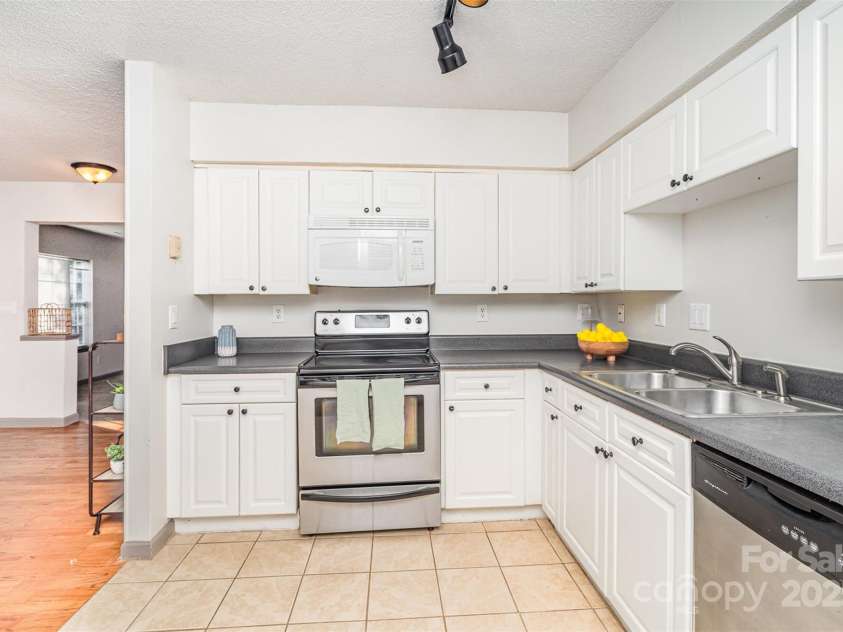 3630 Melrose Cottage Drive, Matthews, NC 28105.  MLS# CAR4278520, YatesRealty ID 29527. 