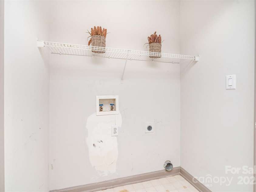 3630 Melrose Cottage Drive, Matthews, NC 28105.  MLS# CAR4278520, YatesRealty ID 29527. 