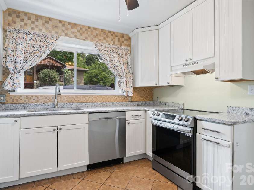 155 Michigan Avenue, Asheville, NC 28806.  MLS# CAR4388418, YatesRealty ID 29528. 