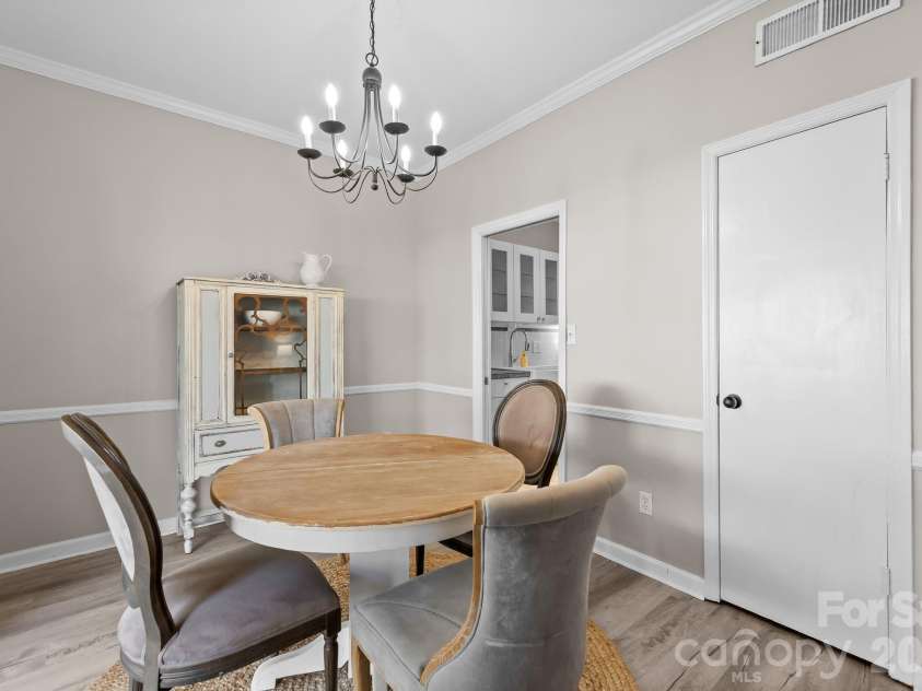 5941 Quail Hollow Road, Charlotte, NC 28210.  MLS# CAR4391742, YatesRealty ID 29529. Dining Area