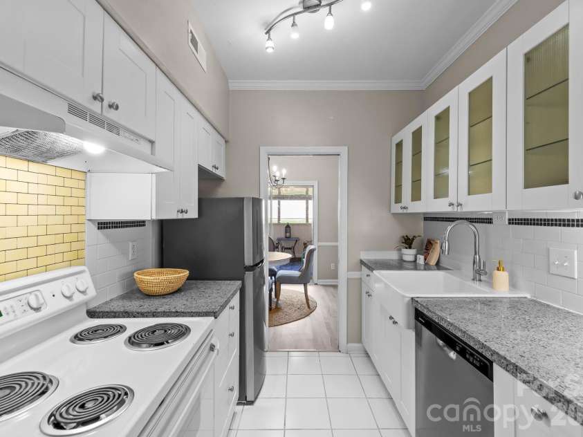5941 Quail Hollow Road, Charlotte, NC 28210.  MLS# CAR4391742, YatesRealty ID 29529. Kitchen