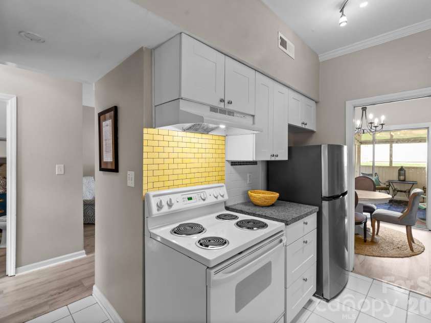 5941 Quail Hollow Road, Charlotte, NC 28210.  MLS# CAR4391742, YatesRealty ID 29529. Kitchen
