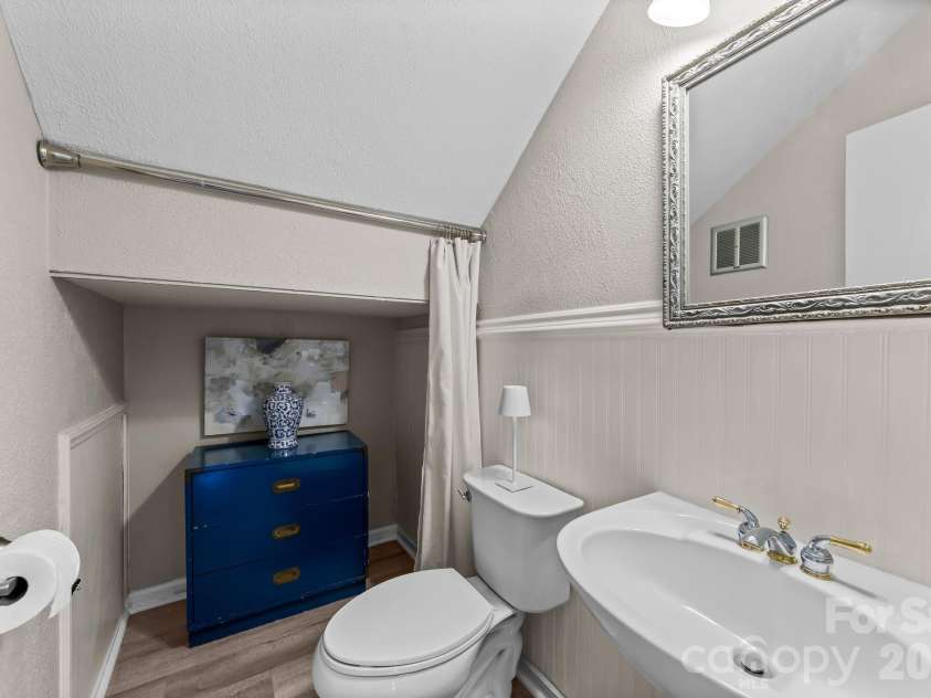 5941 Quail Hollow Road, Charlotte, NC 28210.  MLS# CAR4391742, YatesRealty ID 29529. Updated Half Bath on Main Level