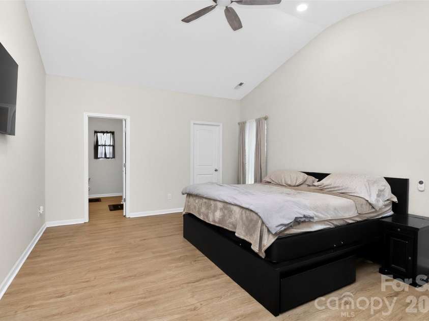 1120 Culver Spring Way, Charlotte, NC 28215.  MLS# CAR4392305, YatesRealty ID 29533. 