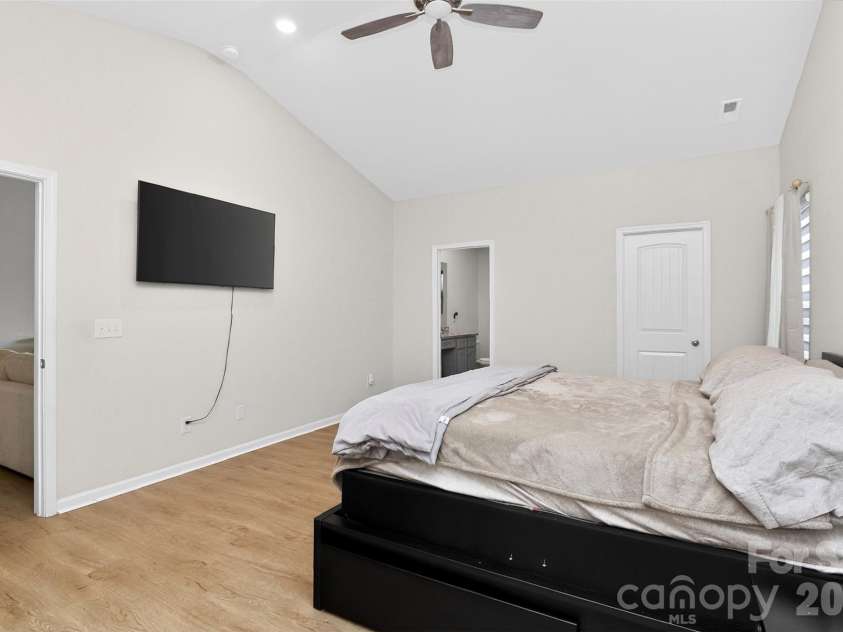 1120 Culver Spring Way, Charlotte, NC 28215.  MLS# CAR4392305, YatesRealty ID 29533. 