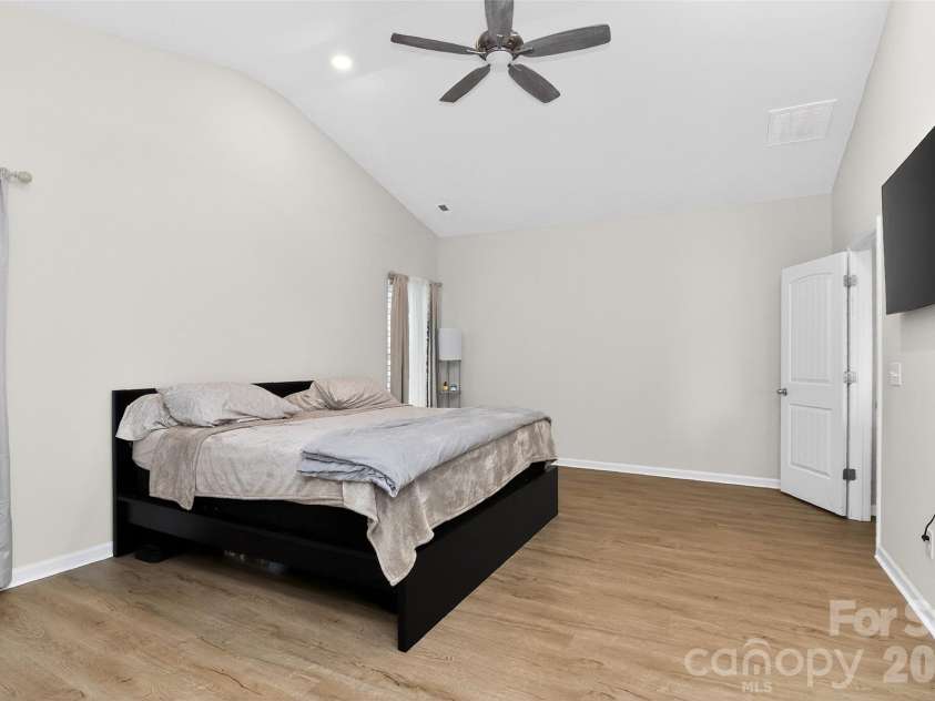 1120 Culver Spring Way, Charlotte, NC 28215.  MLS# CAR4392305, YatesRealty ID 29533. 