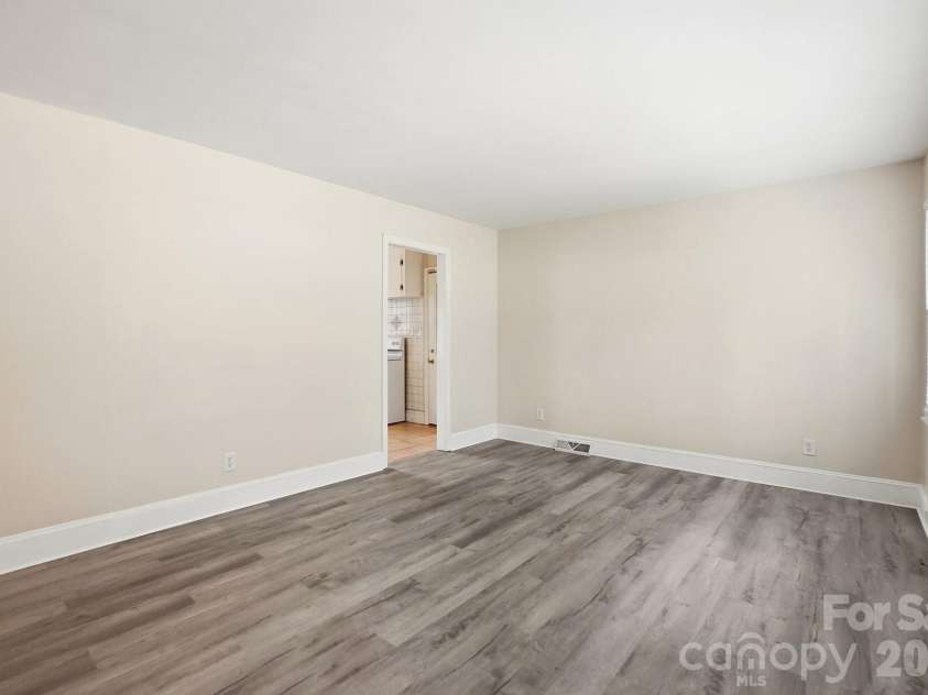 2032 Eastway Drive, Charlotte, NC 28205.  MLS# CAR4392372, YatesRealty ID 29535. 