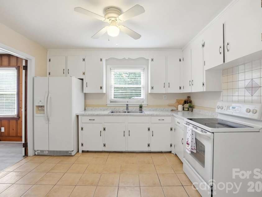 2032 Eastway Drive, Charlotte, NC 28205.  MLS# CAR4392372, YatesRealty ID 29535. 