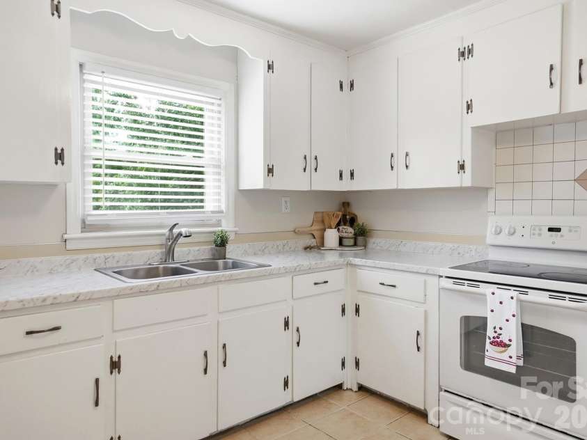 2032 Eastway Drive, Charlotte, NC 28205.  MLS# CAR4392372, YatesRealty ID 29535. 