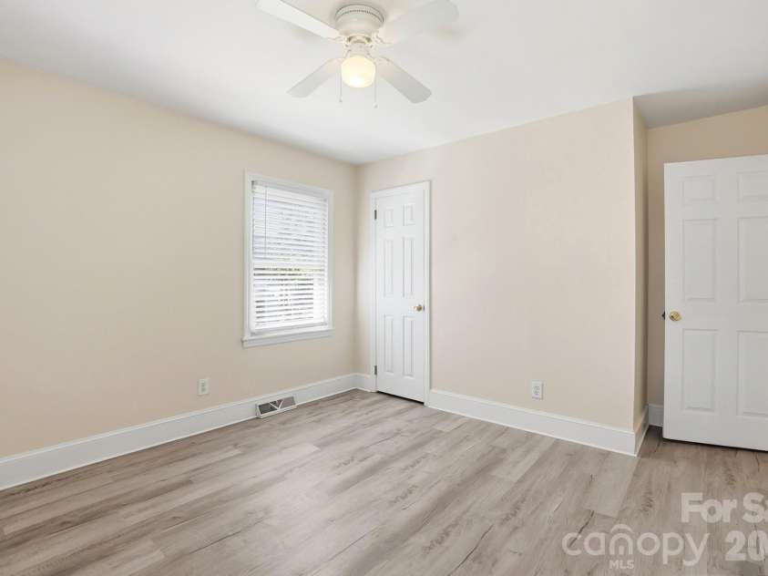 2032 Eastway Drive, Charlotte, NC 28205.  MLS# CAR4392372, YatesRealty ID 29535. 