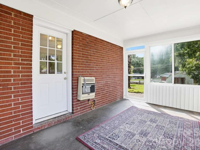 2032 Eastway Drive, Charlotte, NC 28205.  MLS# CAR4392372, YatesRealty ID 29535. 