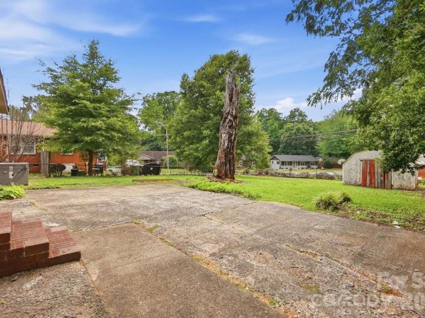 2032 Eastway Drive, Charlotte, NC 28205.  MLS# CAR4392372, YatesRealty ID 29535. 