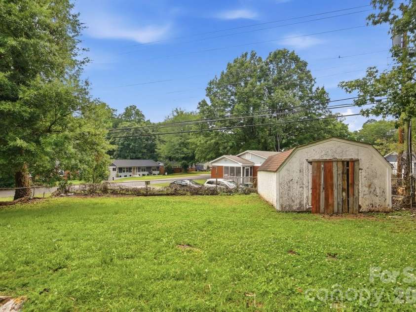 2032 Eastway Drive, Charlotte, NC 28205.  MLS# CAR4392372, YatesRealty ID 29535. 