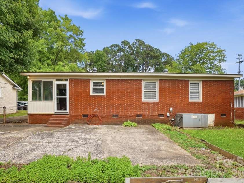 2032 Eastway Drive, Charlotte, NC 28205.  MLS# CAR4392372, YatesRealty ID 29535. 