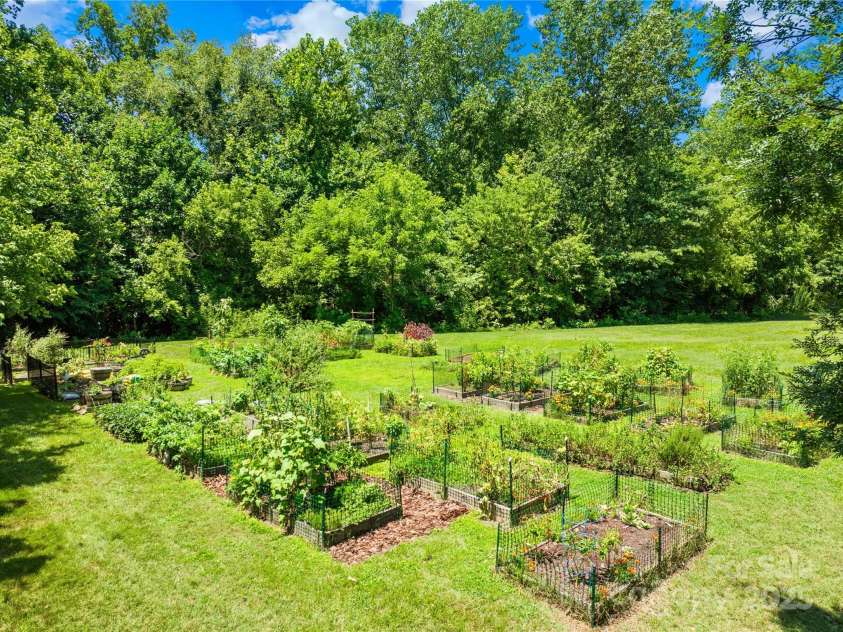 13920 Winmau Lane, Huntersville, NC 28078.  MLS# CAR4274504, YatesRealty ID 29539. Community Garden