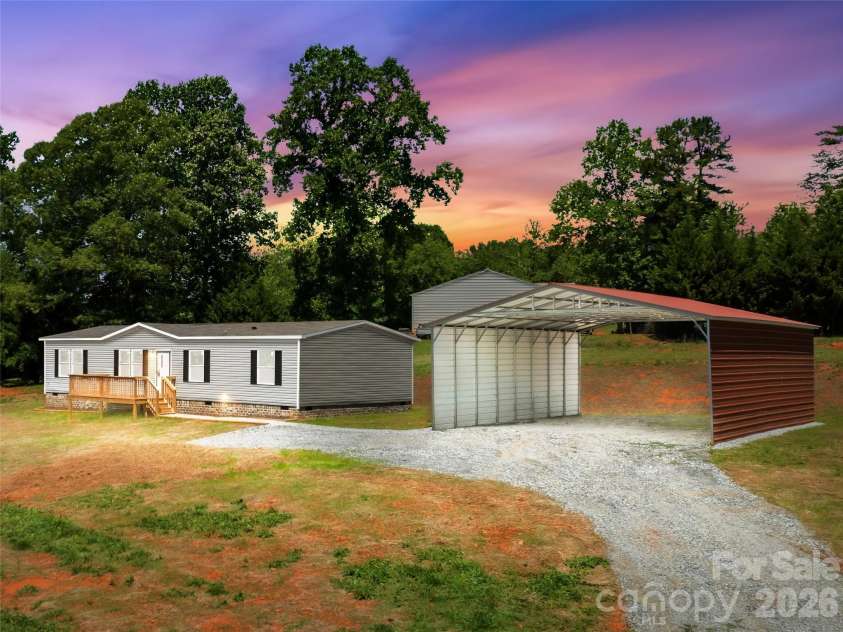 4051 10th Avenue Drive, Hickory, NC 28602.  MLS# CAR4392387, YatesRealty ID 29541. 