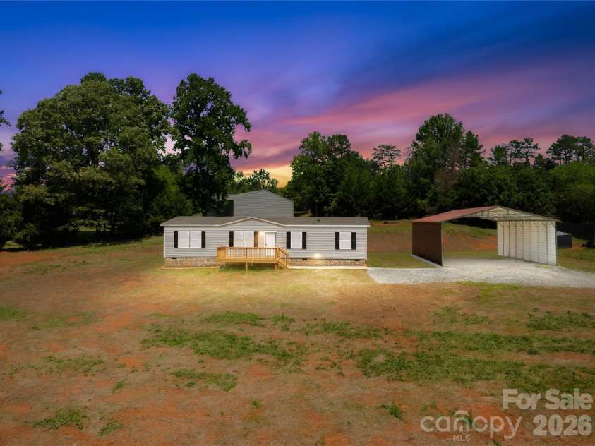 4051 10th Avenue Drive, Hickory, NC 28602.  MLS# CAR4392387, YatesRealty ID 29541. 
