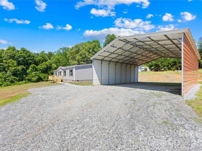 4051 10th Avenue Drive, Hickory, NC 28602.  MLS# CAR4392387, YatesRealty ID 29541. 