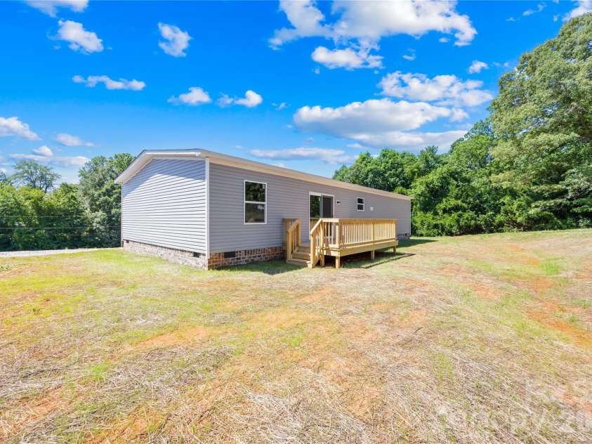 4051 10th Avenue Drive, Hickory, NC 28602.  MLS# CAR4392387, YatesRealty ID 29541. 