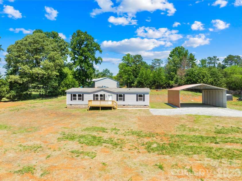 4051 10th Avenue Drive, Hickory, NC 28602.  MLS# CAR4392387, YatesRealty ID 29541. 
