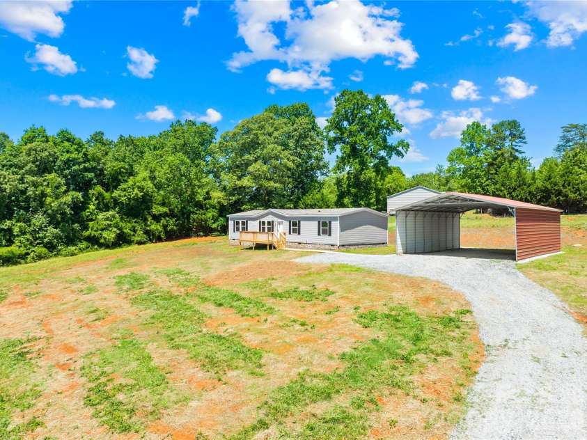 4051 10th Avenue Drive, Hickory, NC 28602.  MLS# CAR4392387, YatesRealty ID 29541. 