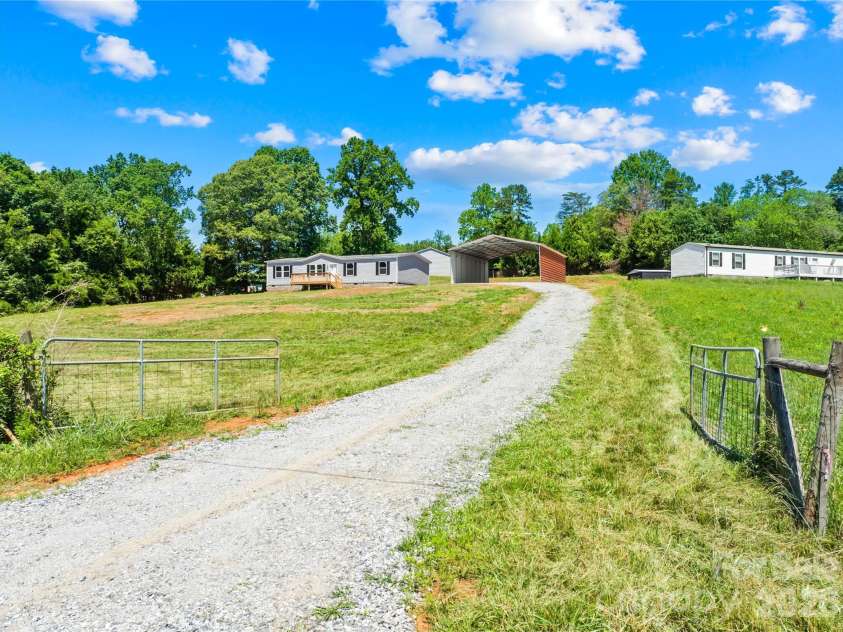 4051 10th Avenue Drive, Hickory, NC 28602.  MLS# CAR4392387, YatesRealty ID 29541. 