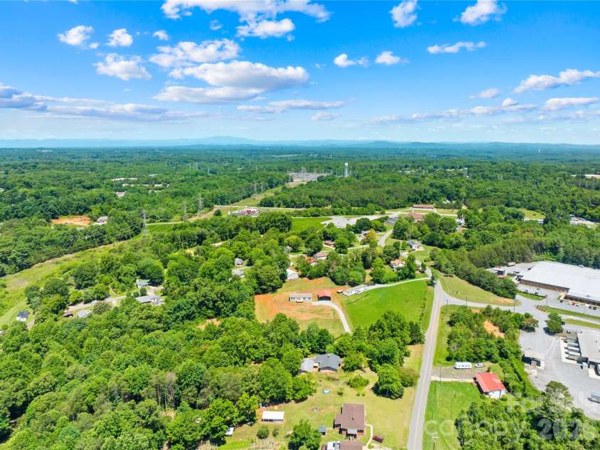 4051 10th Avenue Drive, Hickory, NC 28602.  MLS# CAR4392387, YatesRealty ID 29541. 