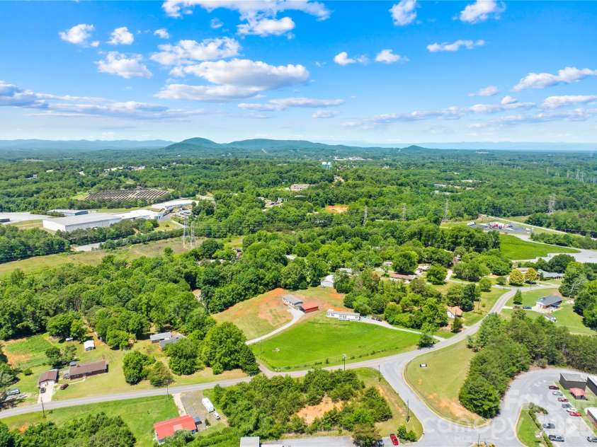 4051 10th Avenue Drive, Hickory, NC 28602.  MLS# CAR4392387, YatesRealty ID 29541. 