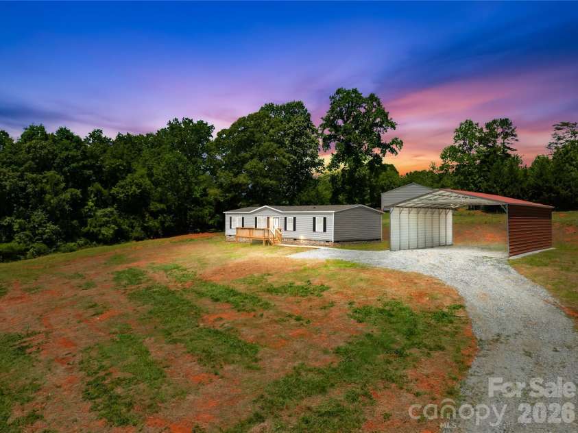4051 10th Avenue Drive, Hickory, NC 28602.  MLS# CAR4392387, YatesRealty ID 29541. 