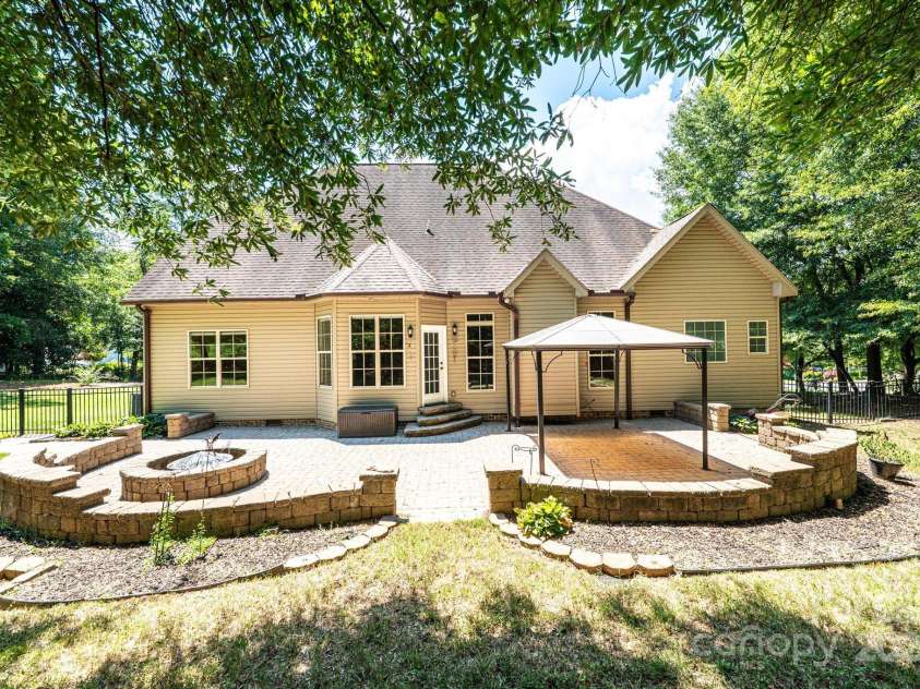 1019 30th Avenue Lane, Hickory, NC 28601.  MLS# CAR4287284, YatesRealty ID 29545. 