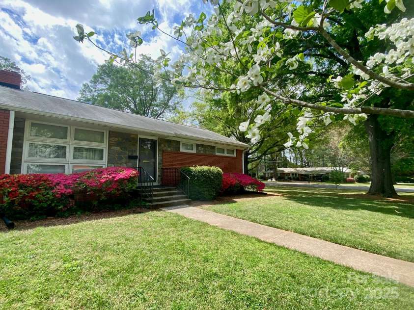 1017 Andover Road, Charlotte, NC 28211.  MLS# CAR4273668, YatesRealty ID 29546. Come on in!