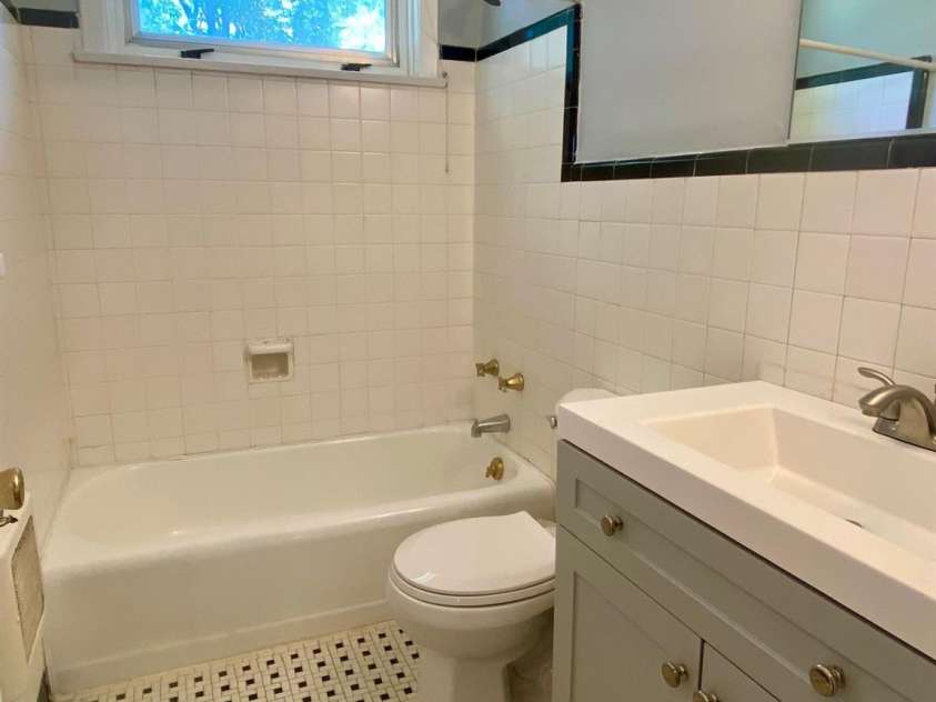 1017 Andover Road, Charlotte, NC 28211.  MLS# CAR4273668, YatesRealty ID 29546. Hall Bath