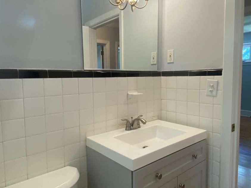 1017 Andover Road, Charlotte, NC 28211.  MLS# CAR4273668, YatesRealty ID 29546. Hall Bath