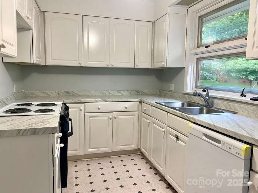 1017 Andover Road, Charlotte, NC 28211.  MLS# CAR4273668, YatesRealty ID 29546. Kitchen