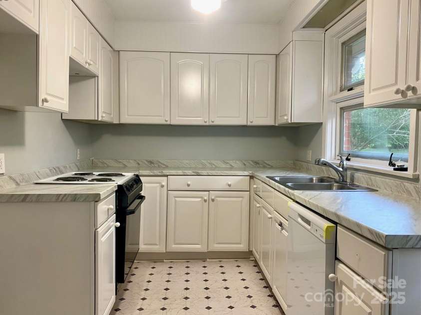 1017 Andover Road, Charlotte, NC 28211.  MLS# CAR4273668, YatesRealty ID 29546. Kitchen