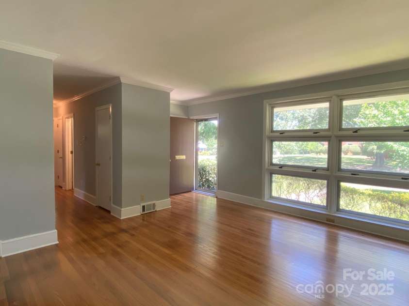 1017 Andover Road, Charlotte, NC 28211.  MLS# CAR4273668, YatesRealty ID 29546. Living Room