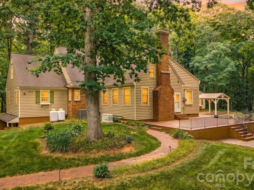 5400 Dartmoor Street, Winston Salem, NC 27106.  MLS# CAR4392717, YatesRealty ID 29547. 